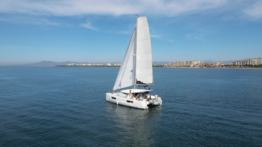 Best Season to Rent a Yacht in Puerto Vallarta: Weather, Prices & Tips