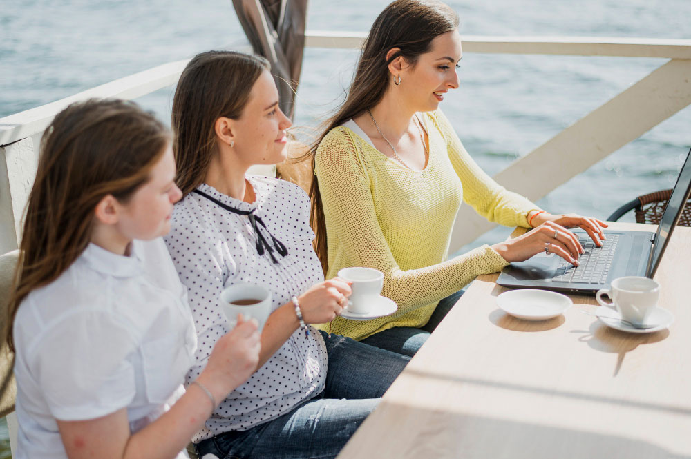 Corporate Events on a Yacht: Networking with Style in Puerto Vallarta Negocios-en-un-yate